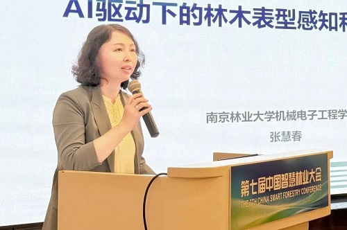 张慧春教授作特邀报告.jpg 张慧春教授作特邀报告.jpg