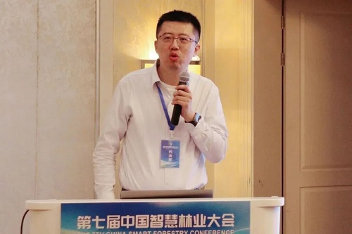 苏艳军研究员作特邀报告.jpg 苏艳军研究员作特邀报告.jpg