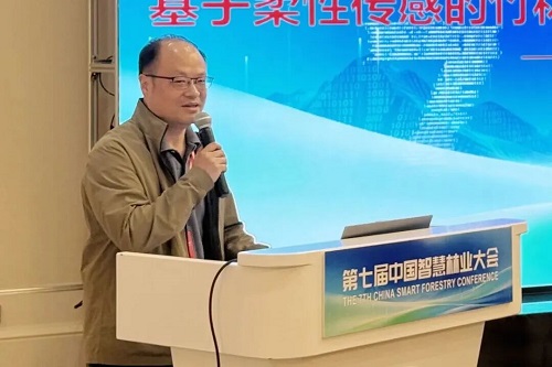 吴寅教授作特邀报告.jpg 吴寅教授作特邀报告.jpg