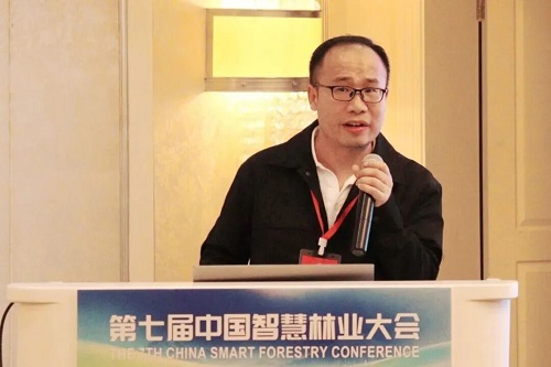 周国雄教授作专题报告.jpg 周国雄教授作专题报告.jpg