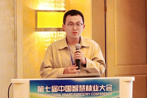 梁浩副教授作专题报告.jpg 梁浩副教授作专题报告.jpg