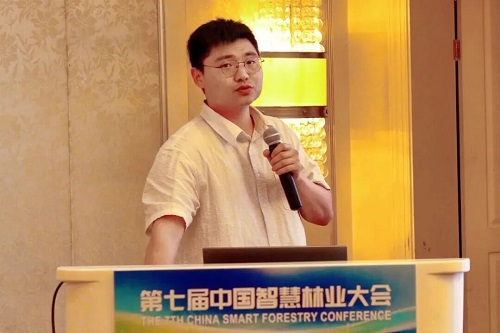 丁显印助理研究员作专题报告.jpg 丁显印助理研究员作专题报告.jpg