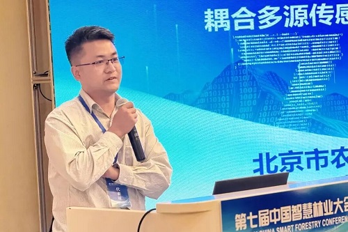 蔡栋副研究员作专题报告.jpg 蔡栋副研究员作专题报告.jpg