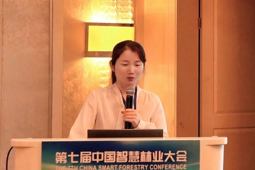 谢立敏讲师作专题报告.jpg 谢立敏讲师作专题报告.jpg