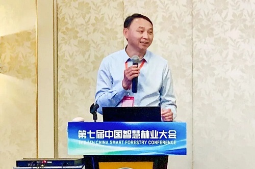 刘晓东教授作特邀报告.jpg 刘晓东教授作特邀报告.jpg
