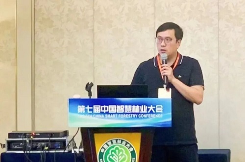 易积政教授作特邀报告.jpg 易积政教授作特邀报告.jpg