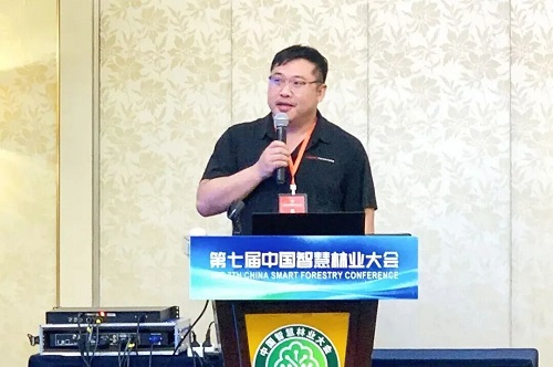 马超教授作特邀报告.jpg 马超教授作特邀报告.jpg