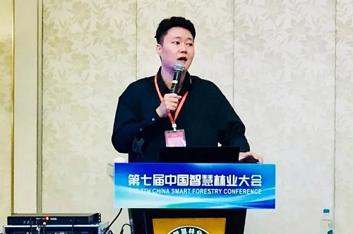 徐翔教授作专题报告.jpg 徐翔教授作专题报告.jpg