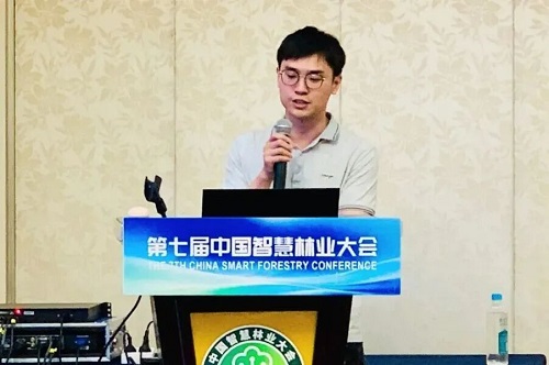 罗斌工程师作专题报告.jpg 罗斌工程师作专题报告.jpg