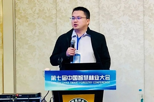 邵亚奎助理研究员作专题报告.jpg 邵亚奎助理研究员作专题报告.jpg