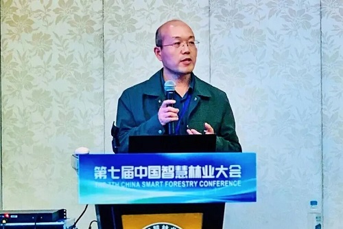 周小成副研究员作专题报告.jpg 周小成副研究员作专题报告.jpg