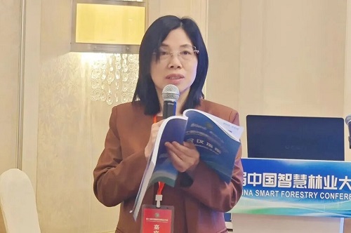 中南林业科技大学林辉教授主持分会场.jpg 中南林业科技大学林辉教授主持分会场.jpg