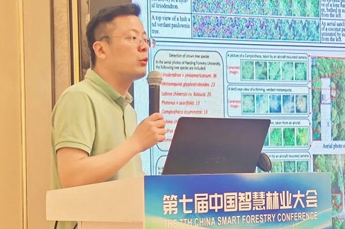 云挺教授作特邀报告.jpg 云挺教授作特邀报告.jpg