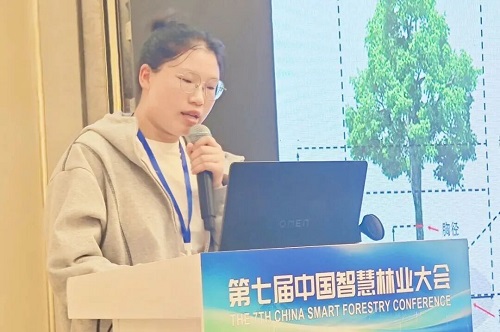 何丽讲师作专题报告.jpg 何丽讲师作专题报告.jpg