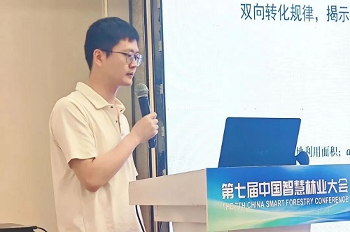 王帆讲师作专题报告.jpg 王帆讲师作专题报告.jpg