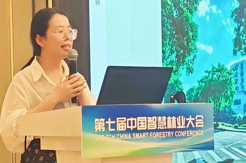 赵秋月讲师作专题报告.jpg 赵秋月讲师作专题报告.jpg