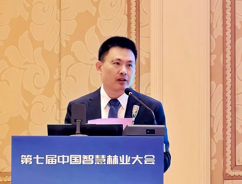2.中国林学会林业计算机应用分会理事长张怀清主持大会开幕式.jpg
