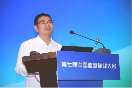 9.中国林学会林业计算机应用分会副理事长余坤勇教授主持主旨报告和特邀报告.jpg