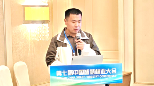 张长春副教授作专题报告.png