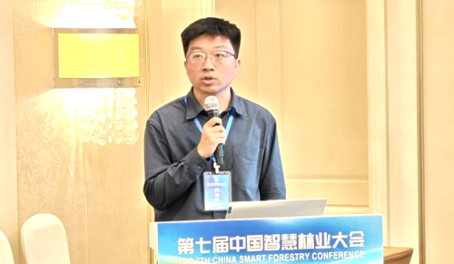 常笑超博士后作专题报告.png