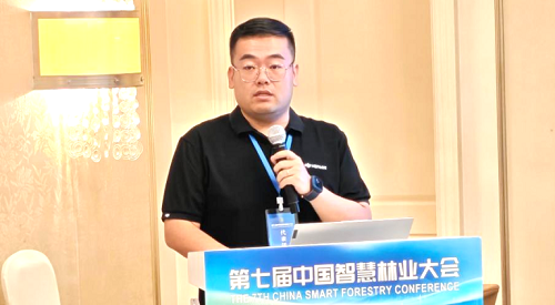 杨帆架构师作专题报告.png
