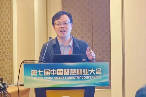 胡卓玮教授作特邀报告.jpg