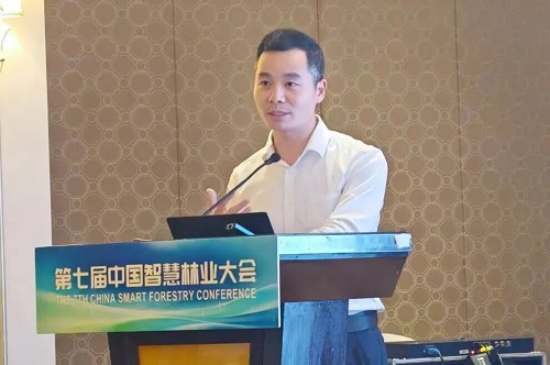 李银教授作特邀报告.jpg