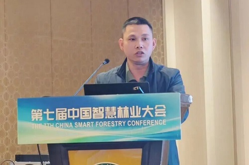 巫志龙正高级实验师作特邀报告.jpg