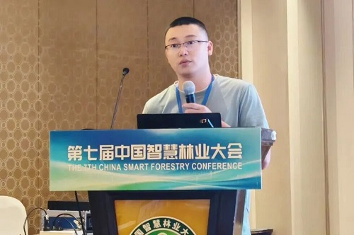 关宏灿副研究员作专题报告.jpg