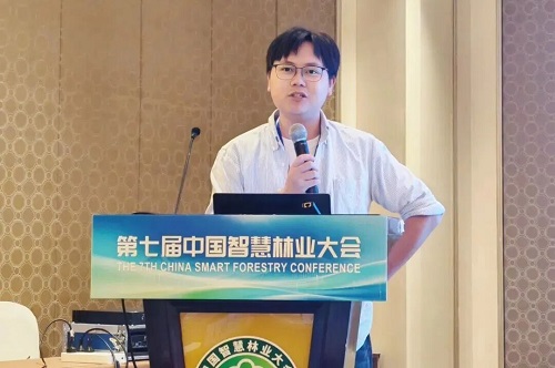 池毓峰副教授作专题报告.jpg