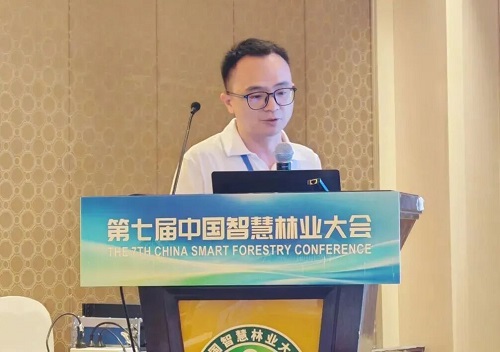 贾翔助理研究员作专题报告.jpg
