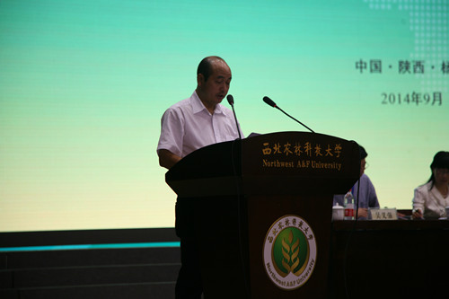 中国林学会副理事长兼秘书长陈幸良主持大会开幕式